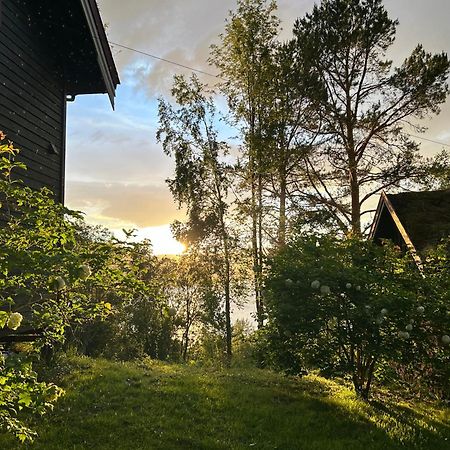 Stille Og Fredelig Ved Fjord Og Fjell Valsoybotn Exterior photo
