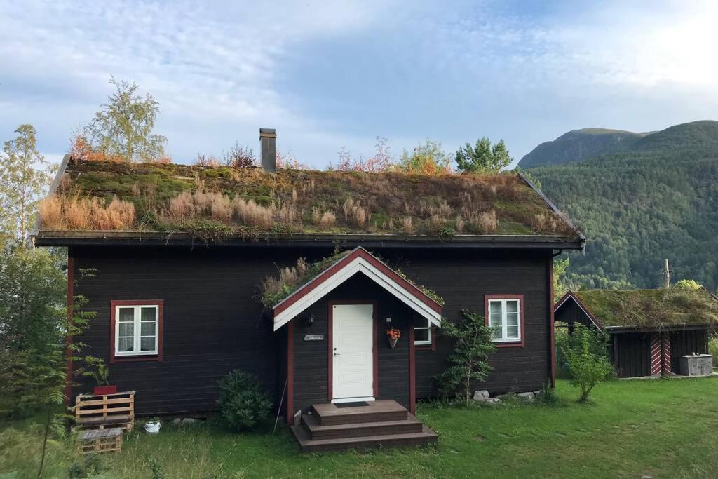 Stille Og Fredelig Ved Fjord Og Fjell Valsoybotn Exterior photo
