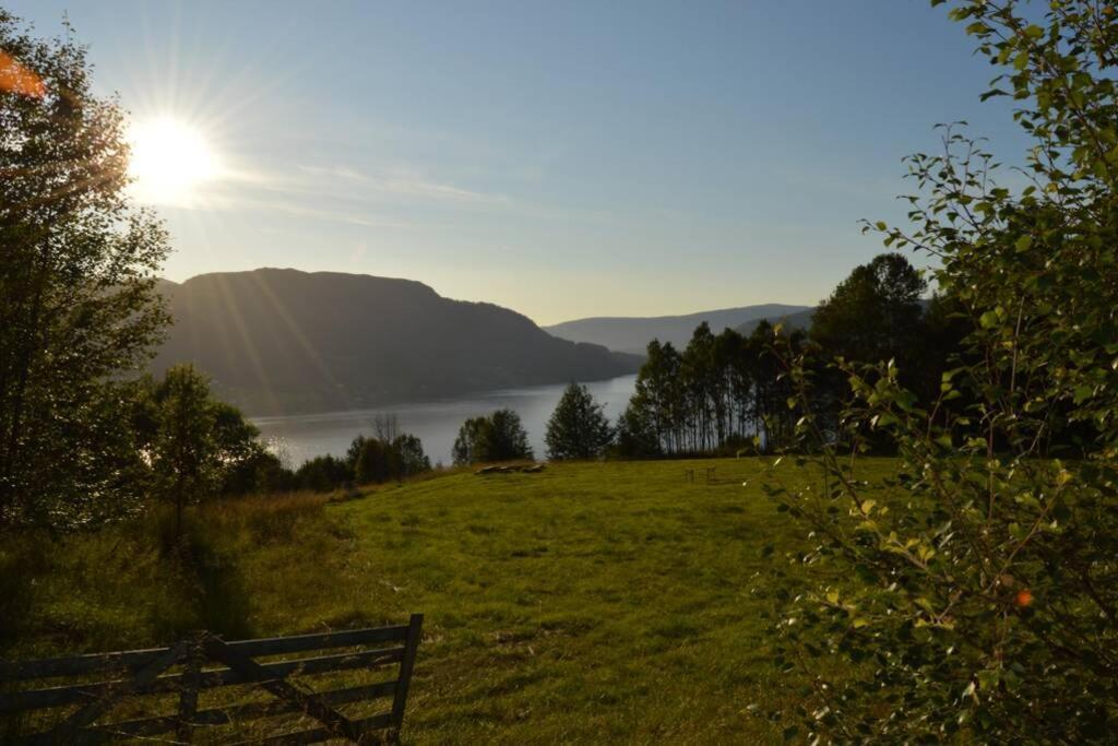 Stille Og Fredelig Ved Fjord Og Fjell Valsoybotn Exterior photo