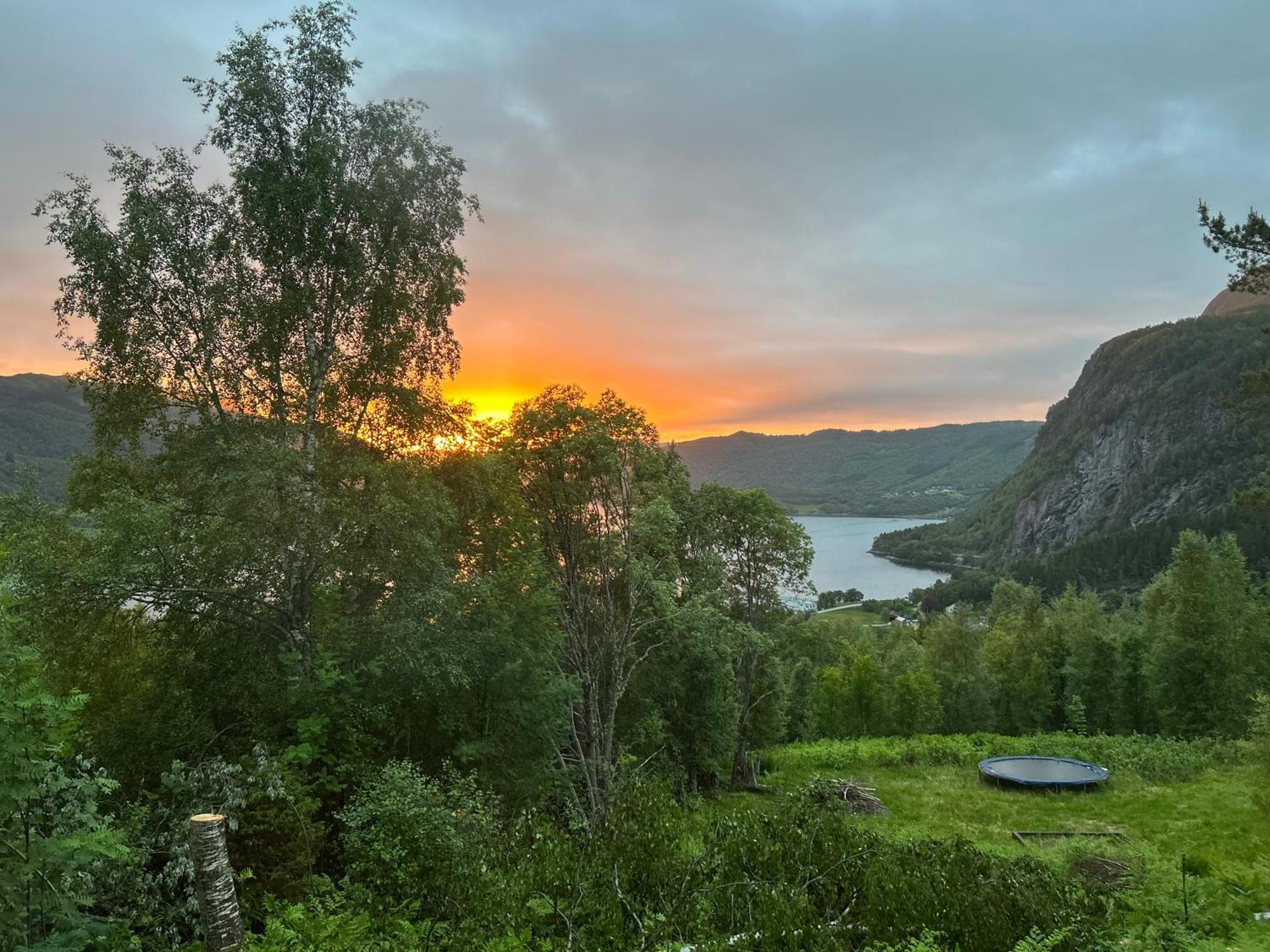 Stille Og Fredelig Ved Fjord Og Fjell Valsoybotn Exterior photo